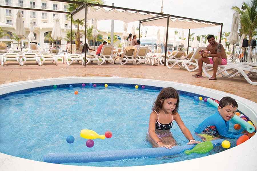 pool-kids-riu-palace-aruba_tcm55-228492